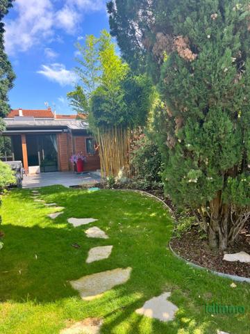 DEMEURE ANCIENNE DE 180 M2 AVEC SON STUDIO. RENOVEE EN 2022 SUR UN TERRAIN CLOS DE 300 M2 .AU COEUR DE LA ROCH La Rochelle (17000)