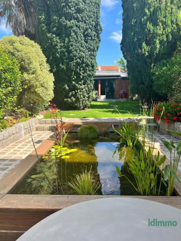 DEMEURE ANCIENNE DE 180 M2 AVEC SON STUDIO. RENOVEE EN 2022 SUR UN TERRAIN CLOS DE 300 M2 .AU COEUR DE LA ROCH La Rochelle (17000)