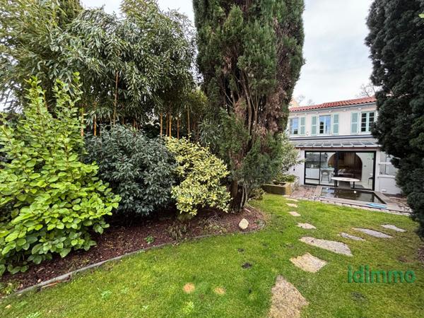 DEMEURE ANCIENNE DE 180 M2 AVEC SON STUDIO. RENOVEE EN 2022 SUR UN TERRAIN CLOS DE 300 M2 .AU COEUR DE LA ROCH La Rochelle (17000)