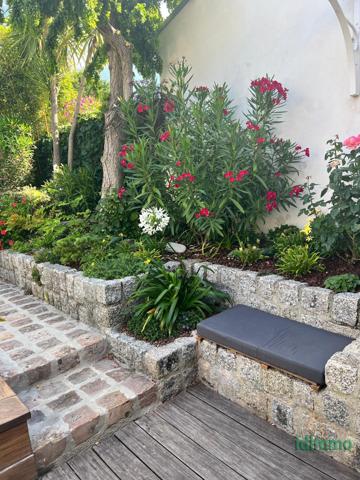 DEMEURE ANCIENNE DE 180 M2 AVEC SON STUDIO. RENOVEE EN 2022 SUR UN TERRAIN CLOS DE 300 M2 .AU COEUR DE LA ROCH La Rochelle (17000)