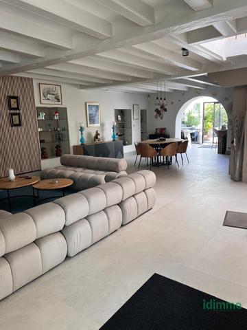 DEMEURE ANCIENNE DE 180 M2 AVEC SON STUDIO. RENOVEE EN 2022 SUR UN TERRAIN CLOS DE 300 M2 .AU COEUR DE LA ROCH La Rochelle (17000)