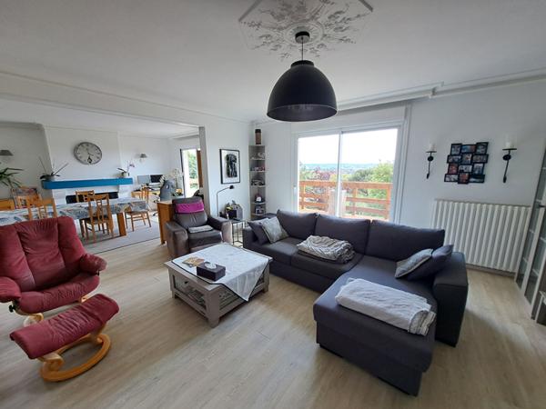 A VENDRE- GRANDE MAISON FAMILIALE A LA FLECHE