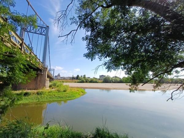 Charmante maison en pierres - située au coeur des Rosiers sur Loire