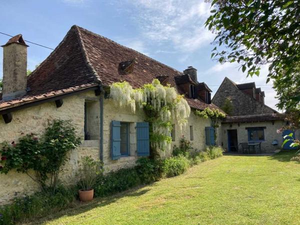 Maison ancienne - Thenon Périgord noir, à 20 minutes de Montignac-Lascaux, belle périgourdine rénovée, avec piscine chauffée sur terrain attenant.