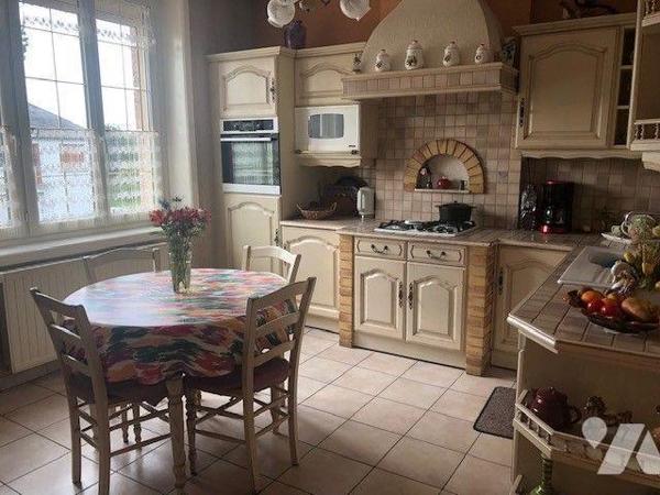 Maison comprenant un sous-sol total composé d'une partie garage, un atelier, une salle d'eau av...