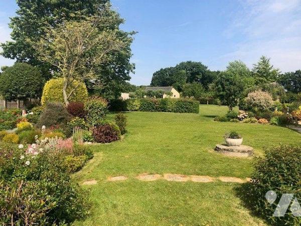 Maison comprenant un sous-sol total composé d'une partie garage, un atelier, une salle d'eau av...