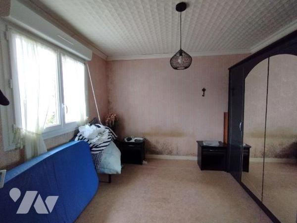 Maison mitoyenne des années 1950 à rénover.
D'une superficie habitable de 42 m² elle comprend ...