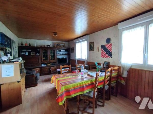 Maison mitoyenne des années 1950 à rénover.
D'une superficie habitable de 42 m² elle comprend ...