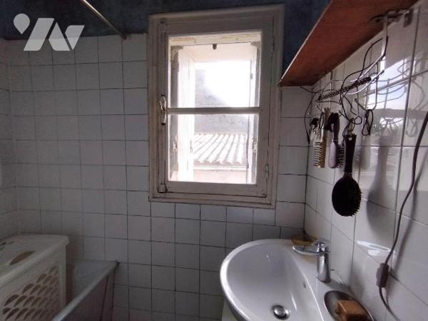 Maison mitoyenne des années 1950 à rénover.
D'une superficie habitable de 42 m² elle comprend ...