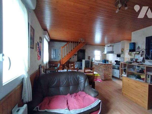 Maison mitoyenne des années 1950 à rénover.
D'une superficie habitable de 42 m² elle comprend ...