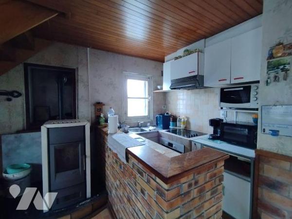 Maison mitoyenne des années 1950 à rénover.
D'une superficie habitable de 42 m² elle comprend ...