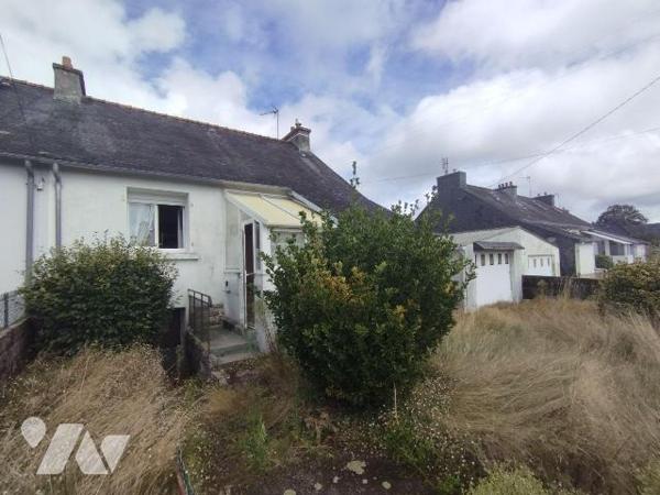 Maison mitoyenne des années 1950 à rénover.
D'une superficie habitable de 42 m² elle comprend ...