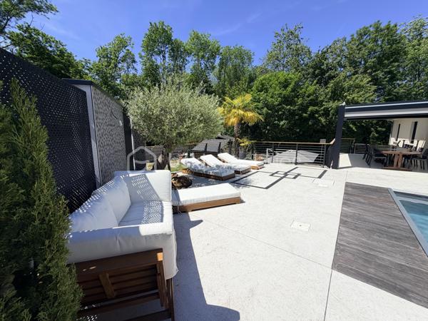 Venez découvrir cette somptueuse maison nichée à l’orée d ‘un bois, dans l’agglomération de Troyes à 2h00 de Paris.
Dans un cadre boisé paisible et privilégié, cette demeure d’exception, entièrement rénovée en 2024, se distingue par ses prestations luxueuses comme menuiserie aluminium noires en triple vitrage avec moustiquaire intégrées , cuisine en Dekton de Dubaï et bien d'autres matériaux nobles.

Avec environ 234 m² habitables sur 3 niveaux et un terrain d’environ 1300 m², chaque espace a été pensé pour offrir un art de vivre rare. Vous serez séduit par :
   •    4.chambres dont 2 avec salle de bain, chacune avec une ambiance unique
   •    Un bureau, au niveau 0 de 16m2 pour un espace de travail insonorisées idéal pour le télétravail et isolé du reste de l’habitation.
   •    2 cuisines équipées, conçues avec des matériaux haut de gamme et une en extérieur
   •    3 salles de bain 
   •    4 WC élégamment aménagés

Le confort est optimal grâce au chauffage au gaz, au poêle à granulés et à la climatisation dans toutes les chambres.

L’extérieur, quant à lui, est un véritable havre de paix : piscine sans vis-à-vis, pool-house élégant, pergola bioclimatique, terrasse avec espace cosy, 
barbecue en pierre et sa grande table familiale

« Bien plus qu’une maison, c’est un coup de cœur, un art de vivre. 
Beaucoup d’autres prestations d’exception restent à découvrir lors d’une visite privée. »