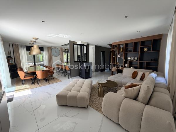 Venez découvrir cette somptueuse maison nichée à l’orée d ‘un bois, dans l’agglomération de Troyes à 2h00 de Paris.
Dans un cadre boisé paisible et privilégié, cette demeure d’exception, entièrement rénovée en 2024, se distingue par ses prestations luxueuses comme menuiserie aluminium noires en triple vitrage avec moustiquaire intégrées , cuisine en Dekton de Dubaï et bien d'autres matériaux nobles.

Avec environ 234 m² habitables sur 3 niveaux et un terrain d’environ 1300 m², chaque espace a été pensé pour offrir un art de vivre rare. Vous serez séduit par :
   •    4.chambres dont 2 avec salle de bain, chacune avec une ambiance unique
   •    Un bureau, au niveau 0 de 16m2 pour un espace de travail insonorisées idéal pour le télétravail et isolé du reste de l’habitation.
   •    2 cuisines équipées, conçues avec des matériaux haut de gamme et une en extérieur
   •    3 salles de bain 
   •    4 WC élégamment aménagés

Le confort est optimal grâce au chauffage au gaz, au poêle à granulés et à la climatisation dans toutes les chambres.

L’extérieur, quant à lui, est un véritable havre de paix : piscine sans vis-à-vis, pool-house élégant, pergola bioclimatique, terrasse avec espace cosy, 
barbecue en pierre et sa grande table familiale

« Bien plus qu’une maison, c’est un coup de cœur, un art de vivre. 
Beaucoup d’autres prestations d’exception restent à découvrir lors d’une visite privée. »