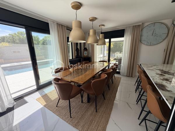 Venez découvrir cette somptueuse maison nichée à l’orée d ‘un bois, dans l’agglomération de Troyes à 2h00 de Paris.
Dans un cadre boisé paisible et privilégié, cette demeure d’exception, entièrement rénovée en 2024, se distingue par ses prestations luxueuses comme menuiserie aluminium noires en triple vitrage avec moustiquaire intégrées , cuisine en Dekton de Dubaï et bien d'autres matériaux nobles.

Avec environ 234 m² habitables sur 3 niveaux et un terrain d’environ 1300 m², chaque espace a été pensé pour offrir un art de vivre rare. Vous serez séduit par :
   •    4.chambres dont 2 avec salle de bain, chacune avec une ambiance unique
   •    Un bureau, au niveau 0 de 16m2 pour un espace de travail insonorisées idéal pour le télétravail et isolé du reste de l’habitation.
   •    2 cuisines équipées, conçues avec des matériaux haut de gamme et une en extérieur
   •    3 salles de bain 
   •    4 WC élégamment aménagés

Le confort est optimal grâce au chauffage au gaz, au poêle à granulés et à la climatisation dans toutes les chambres.

L’extérieur, quant à lui, est un véritable havre de paix : piscine sans vis-à-vis, pool-house élégant, pergola bioclimatique, terrasse avec espace cosy, 
barbecue en pierre et sa grande table familiale

« Bien plus qu’une maison, c’est un coup de cœur, un art de vivre. 
Beaucoup d’autres prestations d’exception restent à découvrir lors d’une visite privée. »