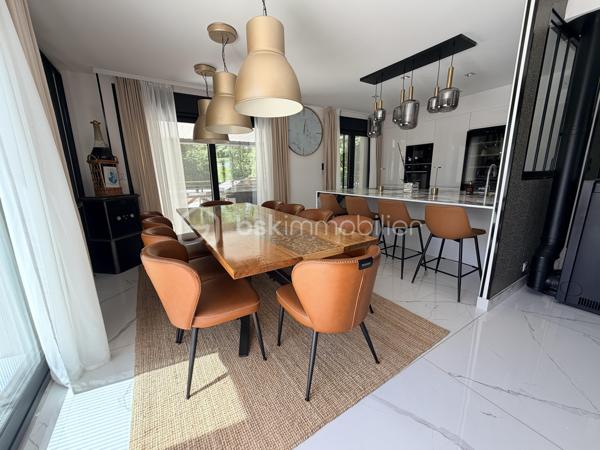 Venez découvrir cette somptueuse maison nichée à l’orée d ‘un bois, dans l’agglomération de Troyes à 2h00 de Paris.
Dans un cadre boisé paisible et privilégié, cette demeure d’exception, entièrement rénovée en 2024, se distingue par ses prestations luxueuses comme menuiserie aluminium noires en triple vitrage avec moustiquaire intégrées , cuisine en Dekton de Dubaï et bien d'autres matériaux nobles.

Avec environ 234 m² habitables sur 3 niveaux et un terrain d’environ 1300 m², chaque espace a été pensé pour offrir un art de vivre rare. Vous serez séduit par :
   •    4.chambres dont 2 avec salle de bain, chacune avec une ambiance unique
   •    Un bureau, au niveau 0 de 16m2 pour un espace de travail insonorisées idéal pour le télétravail et isolé du reste de l’habitation.
   •    2 cuisines équipées, conçues avec des matériaux haut de gamme et une en extérieur
   •    3 salles de bain 
   •    4 WC élégamment aménagés

Le confort est optimal grâce au chauffage au gaz, au poêle à granulés et à la climatisation dans toutes les chambres.

L’extérieur, quant à lui, est un véritable havre de paix : piscine sans vis-à-vis, pool-house élégant, pergola bioclimatique, terrasse avec espace cosy, 
barbecue en pierre et sa grande table familiale

« Bien plus qu’une maison, c’est un coup de cœur, un art de vivre. 
Beaucoup d’autres prestations d’exception restent à découvrir lors d’une visite privée. »