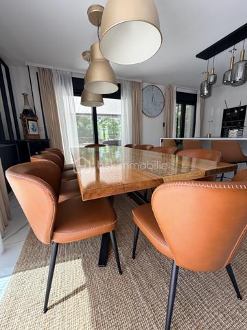 Venez découvrir cette somptueuse maison nichée à l’orée d ‘un bois, dans l’agglomération de Troyes à 2h00 de Paris.
Dans un cadre boisé paisible et privilégié, cette demeure d’exception, entièrement rénovée en 2024, se distingue par ses prestations luxueuses comme menuiserie aluminium noires en triple vitrage avec moustiquaire intégrées , cuisine en Dekton de Dubaï et bien d'autres matériaux nobles.

Avec environ 234 m² habitables sur 3 niveaux et un terrain d’environ 1300 m², chaque espace a été pensé pour offrir un art de vivre rare. Vous serez séduit par :
   •    4.chambres dont 2 avec salle de bain, chacune avec une ambiance unique
   •    Un bureau, au niveau 0 de 16m2 pour un espace de travail insonorisées idéal pour le télétravail et isolé du reste de l’habitation.
   •    2 cuisines équipées, conçues avec des matériaux haut de gamme et une en extérieur
   •    3 salles de bain 
   •    4 WC élégamment aménagés

Le confort est optimal grâce au chauffage au gaz, au poêle à granulés et à la climatisation dans toutes les chambres.

L’extérieur, quant à lui, est un véritable havre de paix : piscine sans vis-à-vis, pool-house élégant, pergola bioclimatique, terrasse avec espace cosy, 
barbecue en pierre et sa grande table familiale

« Bien plus qu’une maison, c’est un coup de cœur, un art de vivre. 
Beaucoup d’autres prestations d’exception restent à découvrir lors d’une visite privée. »