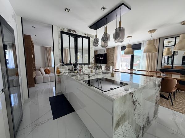 Venez découvrir cette somptueuse maison nichée à l’orée d ‘un bois, dans l’agglomération de Troyes à 2h00 de Paris.
Dans un cadre boisé paisible et privilégié, cette demeure d’exception, entièrement rénovée en 2024, se distingue par ses prestations luxueuses comme menuiserie aluminium noires en triple vitrage avec moustiquaire intégrées , cuisine en Dekton de Dubaï et bien d'autres matériaux nobles.

Avec environ 234 m² habitables sur 3 niveaux et un terrain d’environ 1300 m², chaque espace a été pensé pour offrir un art de vivre rare. Vous serez séduit par :
   •    4.chambres dont 2 avec salle de bain, chacune avec une ambiance unique
   •    Un bureau, au niveau 0 de 16m2 pour un espace de travail insonorisées idéal pour le télétravail et isolé du reste de l’habitation.
   •    2 cuisines équipées, conçues avec des matériaux haut de gamme et une en extérieur
   •    3 salles de bain 
   •    4 WC élégamment aménagés

Le confort est optimal grâce au chauffage au gaz, au poêle à granulés et à la climatisation dans toutes les chambres.

L’extérieur, quant à lui, est un véritable havre de paix : piscine sans vis-à-vis, pool-house élégant, pergola bioclimatique, terrasse avec espace cosy, 
barbecue en pierre et sa grande table familiale

« Bien plus qu’une maison, c’est un coup de cœur, un art de vivre. 
Beaucoup d’autres prestations d’exception restent à découvrir lors d’une visite privée. »