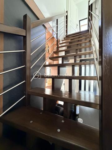 Venez découvrir cette somptueuse maison nichée à l’orée d ‘un bois, dans l’agglomération de Troyes à 2h00 de Paris.
Dans un cadre boisé paisible et privilégié, cette demeure d’exception, entièrement rénovée en 2024, se distingue par ses prestations luxueuses comme menuiserie aluminium noires en triple vitrage avec moustiquaire intégrées , cuisine en Dekton de Dubaï et bien d'autres matériaux nobles.

Avec environ 234 m² habitables sur 3 niveaux et un terrain d’environ 1300 m², chaque espace a été pensé pour offrir un art de vivre rare. Vous serez séduit par :
   •    4.chambres dont 2 avec salle de bain, chacune avec une ambiance unique
   •    Un bureau, au niveau 0 de 16m2 pour un espace de travail insonorisées idéal pour le télétravail et isolé du reste de l’habitation.
   •    2 cuisines équipées, conçues avec des matériaux haut de gamme et une en extérieur
   •    3 salles de bain 
   •    4 WC élégamment aménagés

Le confort est optimal grâce au chauffage au gaz, au poêle à granulés et à la climatisation dans toutes les chambres.

L’extérieur, quant à lui, est un véritable havre de paix : piscine sans vis-à-vis, pool-house élégant, pergola bioclimatique, terrasse avec espace cosy, 
barbecue en pierre et sa grande table familiale

« Bien plus qu’une maison, c’est un coup de cœur, un art de vivre. 
Beaucoup d’autres prestations d’exception restent à découvrir lors d’une visite privée. »