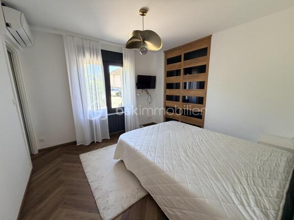 Venez découvrir cette somptueuse maison nichée à l’orée d ‘un bois, dans l’agglomération de Troyes à 2h00 de Paris.
Dans un cadre boisé paisible et privilégié, cette demeure d’exception, entièrement rénovée en 2024, se distingue par ses prestations luxueuses comme menuiserie aluminium noires en triple vitrage avec moustiquaire intégrées , cuisine en Dekton de Dubaï et bien d'autres matériaux nobles.

Avec environ 234 m² habitables sur 3 niveaux et un terrain d’environ 1300 m², chaque espace a été pensé pour offrir un art de vivre rare. Vous serez séduit par :
   •    4.chambres dont 2 avec salle de bain, chacune avec une ambiance unique
   •    Un bureau, au niveau 0 de 16m2 pour un espace de travail insonorisées idéal pour le télétravail et isolé du reste de l’habitation.
   •    2 cuisines équipées, conçues avec des matériaux haut de gamme et une en extérieur
   •    3 salles de bain 
   •    4 WC élégamment aménagés

Le confort est optimal grâce au chauffage au gaz, au poêle à granulés et à la climatisation dans toutes les chambres.

L’extérieur, quant à lui, est un véritable havre de paix : piscine sans vis-à-vis, pool-house élégant, pergola bioclimatique, terrasse avec espace cosy, 
barbecue en pierre et sa grande table familiale

« Bien plus qu’une maison, c’est un coup de cœur, un art de vivre. 
Beaucoup d’autres prestations d’exception restent à découvrir lors d’une visite privée. »