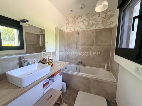 Venez découvrir cette somptueuse maison nichée à l’orée d ‘un bois, dans l’agglomération de Troyes à 2h00 de Paris.
Dans un cadre boisé paisible et privilégié, cette demeure d’exception, entièrement rénovée en 2024, se distingue par ses prestations luxueuses comme menuiserie aluminium noires en triple vitrage avec moustiquaire intégrées , cuisine en Dekton de Dubaï et bien d'autres matériaux nobles.

Avec environ 234 m² habitables sur 3 niveaux et un terrain d’environ 1300 m², chaque espace a été pensé pour offrir un art de vivre rare. Vous serez séduit par :
   •    4.chambres dont 2 avec salle de bain, chacune avec une ambiance unique
   •    Un bureau, au niveau 0 de 16m2 pour un espace de travail insonorisées idéal pour le télétravail et isolé du reste de l’habitation.
   •    2 cuisines équipées, conçues avec des matériaux haut de gamme et une en extérieur
   •    3 salles de bain 
   •    4 WC élégamment aménagés

Le confort est optimal grâce au chauffage au gaz, au poêle à granulés et à la climatisation dans toutes les chambres.

L’extérieur, quant à lui, est un véritable havre de paix : piscine sans vis-à-vis, pool-house élégant, pergola bioclimatique, terrasse avec espace cosy, 
barbecue en pierre et sa grande table familiale

« Bien plus qu’une maison, c’est un coup de cœur, un art de vivre. 
Beaucoup d’autres prestations d’exception restent à découvrir lors d’une visite privée. »