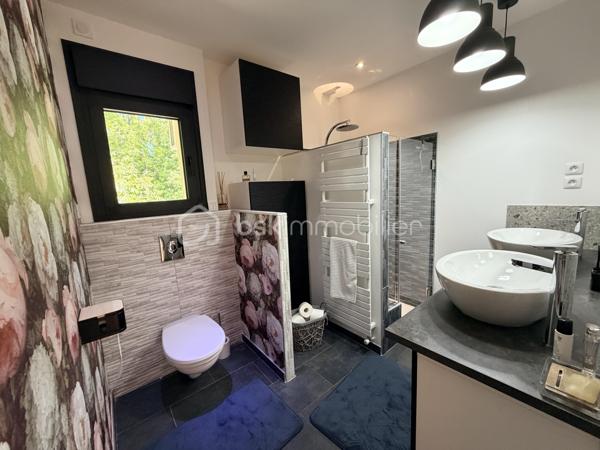 Venez découvrir cette somptueuse maison nichée à l’orée d ‘un bois, dans l’agglomération de Troyes à 2h00 de Paris.
Dans un cadre boisé paisible et privilégié, cette demeure d’exception, entièrement rénovée en 2024, se distingue par ses prestations luxueuses comme menuiserie aluminium noires en triple vitrage avec moustiquaire intégrées , cuisine en Dekton de Dubaï et bien d'autres matériaux nobles.

Avec environ 234 m² habitables sur 3 niveaux et un terrain d’environ 1300 m², chaque espace a été pensé pour offrir un art de vivre rare. Vous serez séduit par :
   •    4.chambres dont 2 avec salle de bain, chacune avec une ambiance unique
   •    Un bureau, au niveau 0 de 16m2 pour un espace de travail insonorisées idéal pour le télétravail et isolé du reste de l’habitation.
   •    2 cuisines équipées, conçues avec des matériaux haut de gamme et une en extérieur
   •    3 salles de bain 
   •    4 WC élégamment aménagés

Le confort est optimal grâce au chauffage au gaz, au poêle à granulés et à la climatisation dans toutes les chambres.

L’extérieur, quant à lui, est un véritable havre de paix : piscine sans vis-à-vis, pool-house élégant, pergola bioclimatique, terrasse avec espace cosy, 
barbecue en pierre et sa grande table familiale

« Bien plus qu’une maison, c’est un coup de cœur, un art de vivre. 
Beaucoup d’autres prestations d’exception restent à découvrir lors d’une visite privée. »
