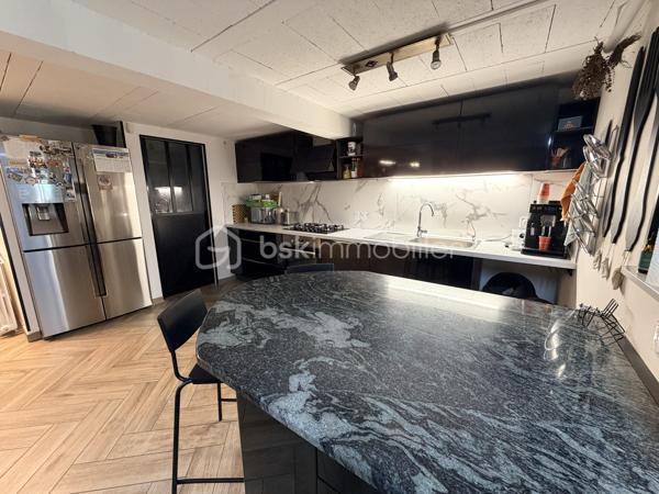 Venez découvrir cette somptueuse maison nichée à l’orée d ‘un bois, dans l’agglomération de Troyes à 2h00 de Paris.
Dans un cadre boisé paisible et privilégié, cette demeure d’exception, entièrement rénovée en 2024, se distingue par ses prestations luxueuses comme menuiserie aluminium noires en triple vitrage avec moustiquaire intégrées , cuisine en Dekton de Dubaï et bien d'autres matériaux nobles.

Avec environ 234 m² habitables sur 3 niveaux et un terrain d’environ 1300 m², chaque espace a été pensé pour offrir un art de vivre rare. Vous serez séduit par :
   •    4.chambres dont 2 avec salle de bain, chacune avec une ambiance unique
   •    Un bureau, au niveau 0 de 16m2 pour un espace de travail insonorisées idéal pour le télétravail et isolé du reste de l’habitation.
   •    2 cuisines équipées, conçues avec des matériaux haut de gamme et une en extérieur
   •    3 salles de bain 
   •    4 WC élégamment aménagés

Le confort est optimal grâce au chauffage au gaz, au poêle à granulés et à la climatisation dans toutes les chambres.

L’extérieur, quant à lui, est un véritable havre de paix : piscine sans vis-à-vis, pool-house élégant, pergola bioclimatique, terrasse avec espace cosy, 
barbecue en pierre et sa grande table familiale

« Bien plus qu’une maison, c’est un coup de cœur, un art de vivre. 
Beaucoup d’autres prestations d’exception restent à découvrir lors d’une visite privée. »