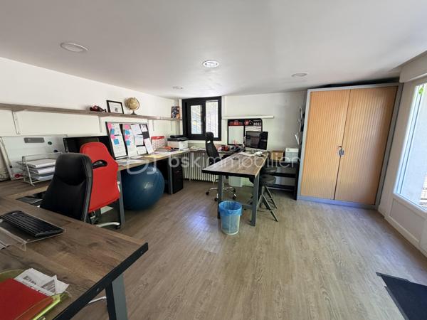Venez découvrir cette somptueuse maison nichée à l’orée d ‘un bois, dans l’agglomération de Troyes à 2h00 de Paris.
Dans un cadre boisé paisible et privilégié, cette demeure d’exception, entièrement rénovée en 2024, se distingue par ses prestations luxueuses comme menuiserie aluminium noires en triple vitrage avec moustiquaire intégrées , cuisine en Dekton de Dubaï et bien d'autres matériaux nobles.

Avec environ 234 m² habitables sur 3 niveaux et un terrain d’environ 1300 m², chaque espace a été pensé pour offrir un art de vivre rare. Vous serez séduit par :
   •    4.chambres dont 2 avec salle de bain, chacune avec une ambiance unique
   •    Un bureau, au niveau 0 de 16m2 pour un espace de travail insonorisées idéal pour le télétravail et isolé du reste de l’habitation.
   •    2 cuisines équipées, conçues avec des matériaux haut de gamme et une en extérieur
   •    3 salles de bain 
   •    4 WC élégamment aménagés

Le confort est optimal grâce au chauffage au gaz, au poêle à granulés et à la climatisation dans toutes les chambres.

L’extérieur, quant à lui, est un véritable havre de paix : piscine sans vis-à-vis, pool-house élégant, pergola bioclimatique, terrasse avec espace cosy, 
barbecue en pierre et sa grande table familiale

« Bien plus qu’une maison, c’est un coup de cœur, un art de vivre. 
Beaucoup d’autres prestations d’exception restent à découvrir lors d’une visite privée. »
