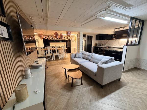Venez découvrir cette somptueuse maison nichée à l’orée d ‘un bois, dans l’agglomération de Troyes à 2h00 de Paris.
Dans un cadre boisé paisible et privilégié, cette demeure d’exception, entièrement rénovée en 2024, se distingue par ses prestations luxueuses comme menuiserie aluminium noires en triple vitrage avec moustiquaire intégrées , cuisine en Dekton de Dubaï et bien d'autres matériaux nobles.

Avec environ 234 m² habitables sur 3 niveaux et un terrain d’environ 1300 m², chaque espace a été pensé pour offrir un art de vivre rare. Vous serez séduit par :
   •    4.chambres dont 2 avec salle de bain, chacune avec une ambiance unique
   •    Un bureau, au niveau 0 de 16m2 pour un espace de travail insonorisées idéal pour le télétravail et isolé du reste de l’habitation.
   •    2 cuisines équipées, conçues avec des matériaux haut de gamme et une en extérieur
   •    3 salles de bain 
   •    4 WC élégamment aménagés

Le confort est optimal grâce au chauffage au gaz, au poêle à granulés et à la climatisation dans toutes les chambres.

L’extérieur, quant à lui, est un véritable havre de paix : piscine sans vis-à-vis, pool-house élégant, pergola bioclimatique, terrasse avec espace cosy, 
barbecue en pierre et sa grande table familiale

« Bien plus qu’une maison, c’est un coup de cœur, un art de vivre. 
Beaucoup d’autres prestations d’exception restent à découvrir lors d’une visite privée. »