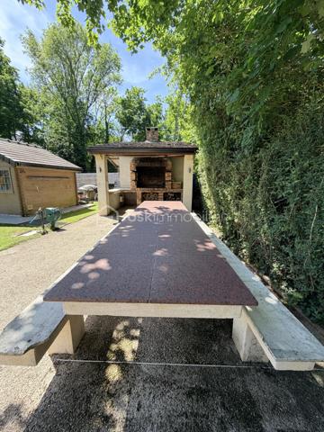 Venez découvrir cette somptueuse maison nichée à l’orée d ‘un bois, dans l’agglomération de Troyes à 2h00 de Paris.
Dans un cadre boisé paisible et privilégié, cette demeure d’exception, entièrement rénovée en 2024, se distingue par ses prestations luxueuses comme menuiserie aluminium noires en triple vitrage avec moustiquaire intégrées , cuisine en Dekton de Dubaï et bien d'autres matériaux nobles.

Avec environ 234 m² habitables sur 3 niveaux et un terrain d’environ 1300 m², chaque espace a été pensé pour offrir un art de vivre rare. Vous serez séduit par :
   •    4.chambres dont 2 avec salle de bain, chacune avec une ambiance unique
   •    Un bureau, au niveau 0 de 16m2 pour un espace de travail insonorisées idéal pour le télétravail et isolé du reste de l’habitation.
   •    2 cuisines équipées, conçues avec des matériaux haut de gamme et une en extérieur
   •    3 salles de bain 
   •    4 WC élégamment aménagés

Le confort est optimal grâce au chauffage au gaz, au poêle à granulés et à la climatisation dans toutes les chambres.

L’extérieur, quant à lui, est un véritable havre de paix : piscine sans vis-à-vis, pool-house élégant, pergola bioclimatique, terrasse avec espace cosy, 
barbecue en pierre et sa grande table familiale

« Bien plus qu’une maison, c’est un coup de cœur, un art de vivre. 
Beaucoup d’autres prestations d’exception restent à découvrir lors d’une visite privée. »