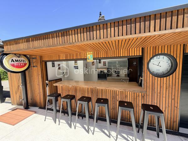 Venez découvrir cette somptueuse maison nichée à l’orée d ‘un bois, dans l’agglomération de Troyes à 2h00 de Paris.
Dans un cadre boisé paisible et privilégié, cette demeure d’exception, entièrement rénovée en 2024, se distingue par ses prestations luxueuses comme menuiserie aluminium noires en triple vitrage avec moustiquaire intégrées , cuisine en Dekton de Dubaï et bien d'autres matériaux nobles.

Avec environ 234 m² habitables sur 3 niveaux et un terrain d’environ 1300 m², chaque espace a été pensé pour offrir un art de vivre rare. Vous serez séduit par :
   •    4.chambres dont 2 avec salle de bain, chacune avec une ambiance unique
   •    Un bureau, au niveau 0 de 16m2 pour un espace de travail insonorisées idéal pour le télétravail et isolé du reste de l’habitation.
   •    2 cuisines équipées, conçues avec des matériaux haut de gamme et une en extérieur
   •    3 salles de bain 
   •    4 WC élégamment aménagés

Le confort est optimal grâce au chauffage au gaz, au poêle à granulés et à la climatisation dans toutes les chambres.

L’extérieur, quant à lui, est un véritable havre de paix : piscine sans vis-à-vis, pool-house élégant, pergola bioclimatique, terrasse avec espace cosy, 
barbecue en pierre et sa grande table familiale

« Bien plus qu’une maison, c’est un coup de cœur, un art de vivre. 
Beaucoup d’autres prestations d’exception restent à découvrir lors d’une visite privée. »