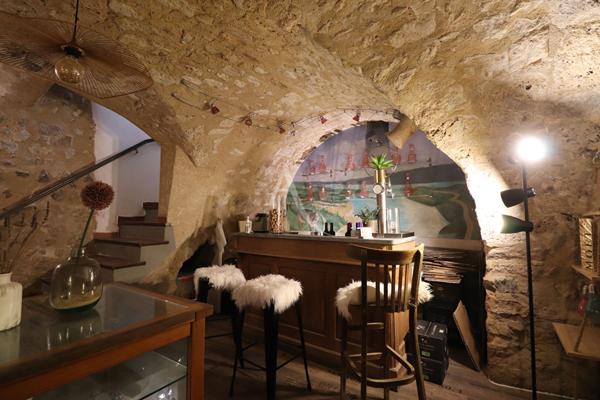 FONDS DE COMMERCE DE 85M2 A MOUSTIERS SAINTE MARIE