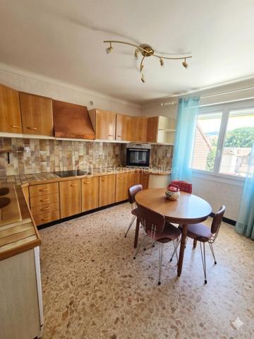 L'élégance de l'espace et le confort du centre-ville.
​Situé à seulement quelques enjambées du centre-ville de Langogne, découvrez ce superbe appartement de 136 m² niché au deuxième étage d'une copropriété de standing, parfaitement entretenue et sécurisée.
​✨ Les points forts de ce bien :
​Volumes Généreux : Avec ses 136 m², cet appartement offre une sensation d'espace rare en ville. Chaque pièce a été conçue pour maximiser le confort et la fluidité de circulation.
​Luminosité Naturelle : Grâce à une orientation optimale, l’intérieur est baigné de lumière tout au long de la journée, mettant en valeur des pièces de vie aux dimensions généreuses.
​Accessibilité Totale : Profitez d'un confort de vie quotidien grâce à la présence d'un ascenseur, un atout précieux et recherché dans le secteur.
​🏠 Une distribution pensée pour la famille :
​L'espace intérieur s'articule intelligemment pour offrir à la fois convivialité et intimité :
​Espace de vie : Un séjour vaste et chaleureux, idéal pour recevoir, ainsi qu'une cuisine indépendante.
​Espace nuit : Trois grandes chambres spacieuses accueillant facilement de grands rangements.
​Polyvalence : Une pièce supplémentaire pouvant faire office de bureau pour le télétravail ou de cellier pour optimiser votre rangement.
​Commodités : Une salle de bain fonctionnelle et un WC indépendant.
​🌿 Extérieur et Annexes :
​Prolongez vos moments de détente sur le balcon privatif. Bien exposé, il permet d'installer une table de bistrot pour vos cafés ensoleillés ou vos repas en plein air. En complément, une cave saine en sous-sol vous offre un espace de stockage supplémentaire non négligeable.
​"Un bien unique sur le marché de Langogne. La proximité immédiate des commerces et le confort d'un ascenseur est une opportunité à saisir !