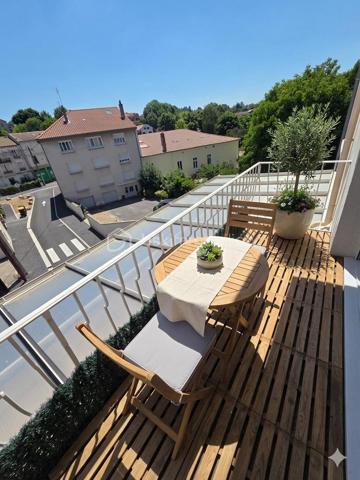 L'élégance de l'espace et le confort du centre-ville.
​Situé à seulement quelques enjambées du centre-ville de Langogne, découvrez ce superbe appartement de 136 m² niché au deuxième étage d'une copropriété de standing, parfaitement entretenue et sécurisée.
​✨ Les points forts de ce bien :
​Volumes Généreux : Avec ses 136 m², cet appartement offre une sensation d'espace rare en ville. Chaque pièce a été conçue pour maximiser le confort et la fluidité de circulation.
​Luminosité Naturelle : Grâce à une orientation optimale, l’intérieur est baigné de lumière tout au long de la journée, mettant en valeur des pièces de vie aux dimensions généreuses.
​Accessibilité Totale : Profitez d'un confort de vie quotidien grâce à la présence d'un ascenseur, un atout précieux et recherché dans le secteur.
​🏠 Une distribution pensée pour la famille :
​L'espace intérieur s'articule intelligemment pour offrir à la fois convivialité et intimité :
​Espace de vie : Un séjour vaste et chaleureux, idéal pour recevoir, ainsi qu'une cuisine indépendante.
​Espace nuit : Trois grandes chambres spacieuses accueillant facilement de grands rangements.
​Polyvalence : Une pièce supplémentaire pouvant faire office de bureau pour le télétravail ou de cellier pour optimiser votre rangement.
​Commodités : Une salle de bain fonctionnelle et un WC indépendant.
​🌿 Extérieur et Annexes :
​Prolongez vos moments de détente sur le balcon privatif. Bien exposé, il permet d'installer une table de bistrot pour vos cafés ensoleillés ou vos repas en plein air. En complément, une cave saine en sous-sol vous offre un espace de stockage supplémentaire non négligeable.
​"Un bien unique sur le marché de Langogne. La proximité immédiate des commerces et le confort d'un ascenseur est une opportunité à saisir !