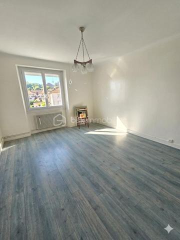 L'élégance de l'espace et le confort du centre-ville.
​Situé à seulement quelques enjambées du centre-ville de Langogne, découvrez ce superbe appartement de 136 m² niché au deuxième étage d'une copropriété de standing, parfaitement entretenue et sécurisée.
​✨ Les points forts de ce bien :
​Volumes Généreux : Avec ses 136 m², cet appartement offre une sensation d'espace rare en ville. Chaque pièce a été conçue pour maximiser le confort et la fluidité de circulation.
​Luminosité Naturelle : Grâce à une orientation optimale, l’intérieur est baigné de lumière tout au long de la journée, mettant en valeur des pièces de vie aux dimensions généreuses.
​Accessibilité Totale : Profitez d'un confort de vie quotidien grâce à la présence d'un ascenseur, un atout précieux et recherché dans le secteur.
​🏠 Une distribution pensée pour la famille :
​L'espace intérieur s'articule intelligemment pour offrir à la fois convivialité et intimité :
​Espace de vie : Un séjour vaste et chaleureux, idéal pour recevoir, ainsi qu'une cuisine indépendante.
​Espace nuit : Trois grandes chambres spacieuses accueillant facilement de grands rangements.
​Polyvalence : Une pièce supplémentaire pouvant faire office de bureau pour le télétravail ou de cellier pour optimiser votre rangement.
​Commodités : Une salle de bain fonctionnelle et un WC indépendant.
​🌿 Extérieur et Annexes :
​Prolongez vos moments de détente sur le balcon privatif. Bien exposé, il permet d'installer une table de bistrot pour vos cafés ensoleillés ou vos repas en plein air. En complément, une cave saine en sous-sol vous offre un espace de stockage supplémentaire non négligeable.
​"Un bien unique sur le marché de Langogne. La proximité immédiate des commerces et le confort d'un ascenseur est une opportunité à saisir !