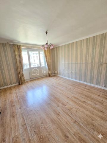 L'élégance de l'espace et le confort du centre-ville.
​Situé à seulement quelques enjambées du centre-ville de Langogne, découvrez ce superbe appartement de 136 m² niché au deuxième étage d'une copropriété de standing, parfaitement entretenue et sécurisée.
​✨ Les points forts de ce bien :
​Volumes Généreux : Avec ses 136 m², cet appartement offre une sensation d'espace rare en ville. Chaque pièce a été conçue pour maximiser le confort et la fluidité de circulation.
​Luminosité Naturelle : Grâce à une orientation optimale, l’intérieur est baigné de lumière tout au long de la journée, mettant en valeur des pièces de vie aux dimensions généreuses.
​Accessibilité Totale : Profitez d'un confort de vie quotidien grâce à la présence d'un ascenseur, un atout précieux et recherché dans le secteur.
​🏠 Une distribution pensée pour la famille :
​L'espace intérieur s'articule intelligemment pour offrir à la fois convivialité et intimité :
​Espace de vie : Un séjour vaste et chaleureux, idéal pour recevoir, ainsi qu'une cuisine indépendante.
​Espace nuit : Trois grandes chambres spacieuses accueillant facilement de grands rangements.
​Polyvalence : Une pièce supplémentaire pouvant faire office de bureau pour le télétravail ou de cellier pour optimiser votre rangement.
​Commodités : Une salle de bain fonctionnelle et un WC indépendant.
​🌿 Extérieur et Annexes :
​Prolongez vos moments de détente sur le balcon privatif. Bien exposé, il permet d'installer une table de bistrot pour vos cafés ensoleillés ou vos repas en plein air. En complément, une cave saine en sous-sol vous offre un espace de stockage supplémentaire non négligeable.
​"Un bien unique sur le marché de Langogne. La proximité immédiate des commerces et le confort d'un ascenseur est une opportunité à saisir !