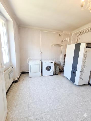 L'élégance de l'espace et le confort du centre-ville.
​Situé à seulement quelques enjambées du centre-ville de Langogne, découvrez ce superbe appartement de 136 m² niché au deuxième étage d'une copropriété de standing, parfaitement entretenue et sécurisée.
​✨ Les points forts de ce bien :
​Volumes Généreux : Avec ses 136 m², cet appartement offre une sensation d'espace rare en ville. Chaque pièce a été conçue pour maximiser le confort et la fluidité de circulation.
​Luminosité Naturelle : Grâce à une orientation optimale, l’intérieur est baigné de lumière tout au long de la journée, mettant en valeur des pièces de vie aux dimensions généreuses.
​Accessibilité Totale : Profitez d'un confort de vie quotidien grâce à la présence d'un ascenseur, un atout précieux et recherché dans le secteur.
​🏠 Une distribution pensée pour la famille :
​L'espace intérieur s'articule intelligemment pour offrir à la fois convivialité et intimité :
​Espace de vie : Un séjour vaste et chaleureux, idéal pour recevoir, ainsi qu'une cuisine indépendante.
​Espace nuit : Trois grandes chambres spacieuses accueillant facilement de grands rangements.
​Polyvalence : Une pièce supplémentaire pouvant faire office de bureau pour le télétravail ou de cellier pour optimiser votre rangement.
​Commodités : Une salle de bain fonctionnelle et un WC indépendant.
​🌿 Extérieur et Annexes :
​Prolongez vos moments de détente sur le balcon privatif. Bien exposé, il permet d'installer une table de bistrot pour vos cafés ensoleillés ou vos repas en plein air. En complément, une cave saine en sous-sol vous offre un espace de stockage supplémentaire non négligeable.
​"Un bien unique sur le marché de Langogne. La proximité immédiate des commerces et le confort d'un ascenseur est une opportunité à saisir !