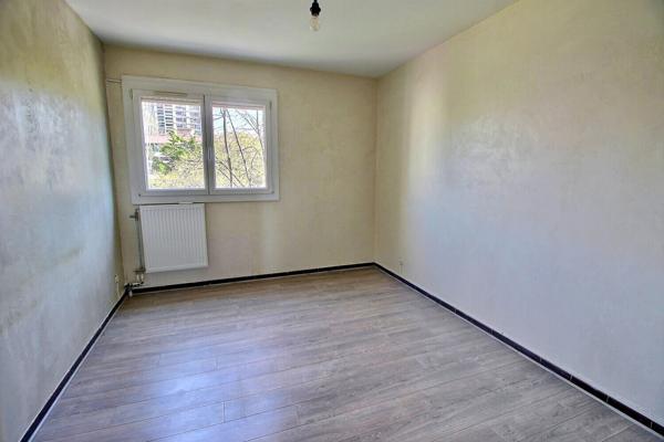 Appartement de type 3 d'environ 65m² avec balcon et place privative