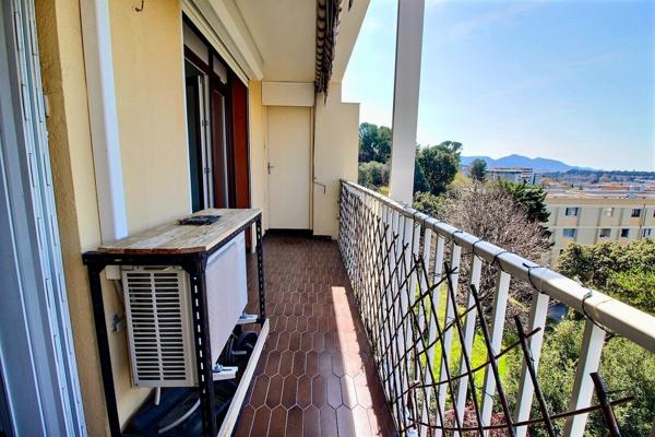 Appartement de type 3 d'environ 65m² avec balcon et place privative