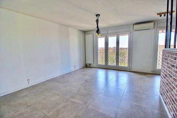 Appartement de type 3 d'environ 65m² avec balcon et place privative