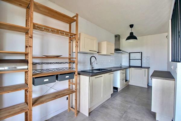 Appartement de type 3 d'environ 65m² avec balcon et place privative