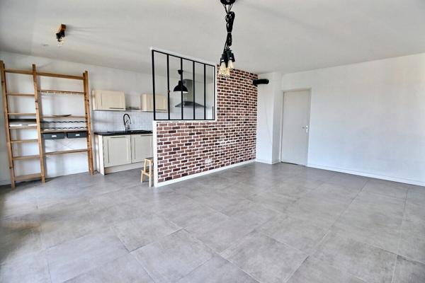 Appartement de type 3 d'environ 65m² avec balcon et place privative