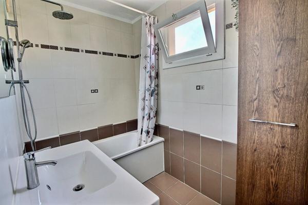 Appartement de type 3 d'environ 65m² avec balcon et place privative