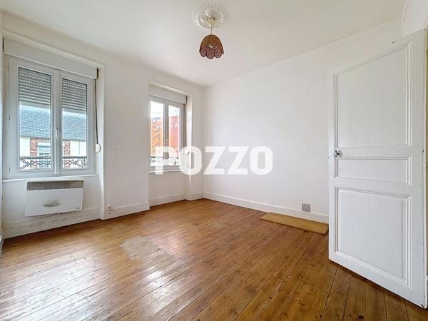 immeuble entier composé de 3 appartements avec cour et caves GRANVILLE