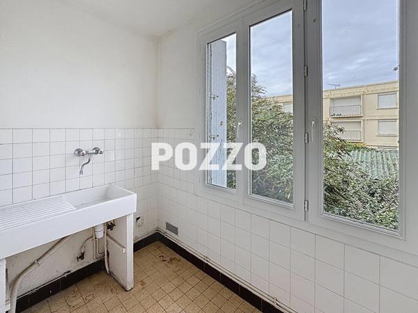 immeuble entier composé de 3 appartements avec cour et caves GRANVILLE