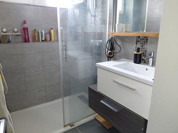 A LOUER POUR 18 MOIS - RARE - T3 MEUBLE PARFAIT ETAT AVEC GRAND JARDIN ET GARAGE