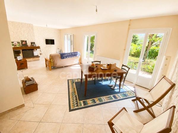 LE PIAN-MÉDOC(33) – Charme, calme et nature pour cette maison de T4 de 99 m2 nichée sur une parcelle de 1312 m2 dans un cadre verdoyant