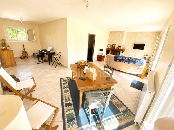 LE PIAN-MÉDOC(33) – Charme, calme et nature pour cette maison de T4 de 99 m2 nichée sur une parcelle de 1312 m2 dans un cadre verdoyant