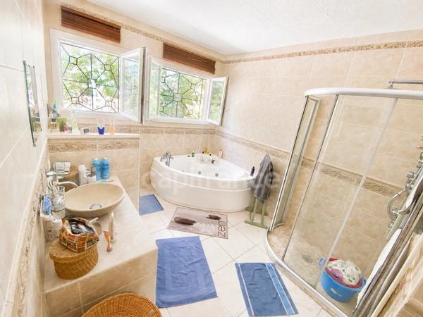 LE PIAN-MÉDOC(33) – Charme, calme et nature pour cette maison de T4 de 99 m2 nichée sur une parcelle de 1312 m2 dans un cadre verdoyant