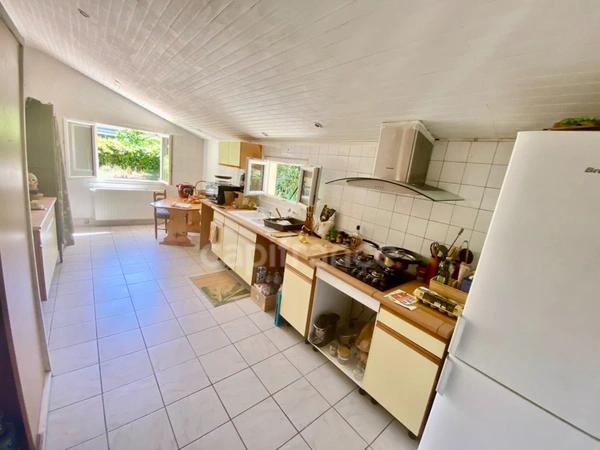LE PIAN-MÉDOC(33) – Charme, calme et nature pour cette maison de T4 de 99 m2 nichée sur une parcelle de 1312 m2 dans un cadre verdoyant